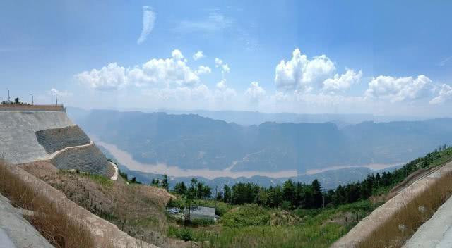 重庆巫山机场，海拔1700多米，能眺望三峡